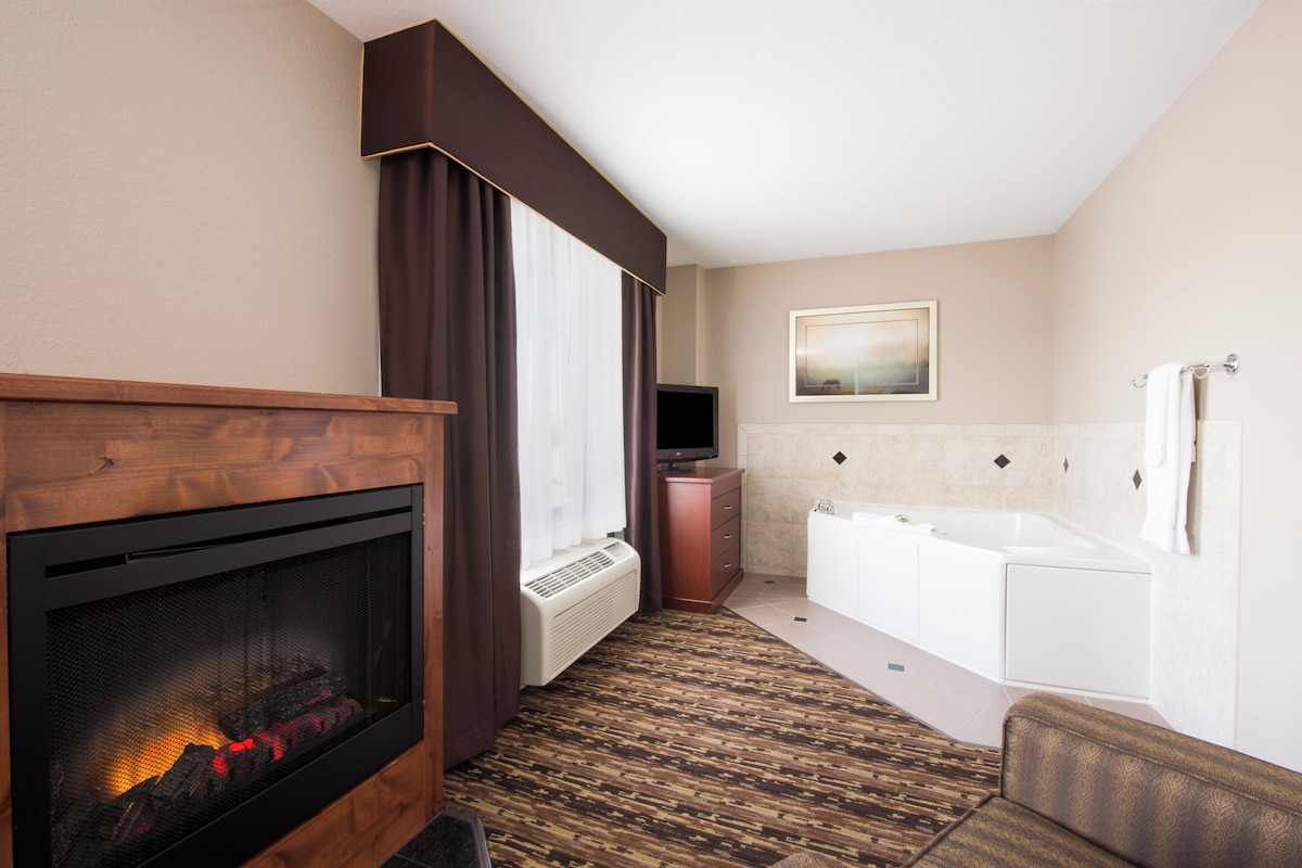 Suite, 1 King Bed (Wet Bar) | Desk, iron/ironing board, cribs (free), rollaway beds (free)