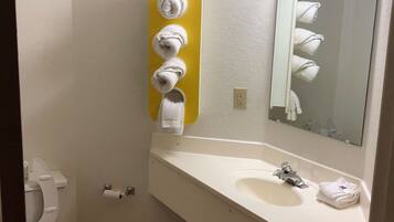 Kombinert dusj/badekar og håndklær