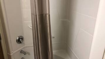 Kombinert dusj/badekar og håndklær