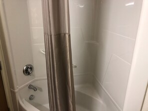 Combined shower/tub, towels - Motel 6 Avoca, IA (Avoca)