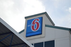 Exterior detail - Motel 6 Anchorage, AK - Midtown (Anchorage)