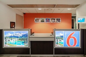 Lobby sitting area - Motel 6 Anchorage, AK - Midtown (Anchorage)