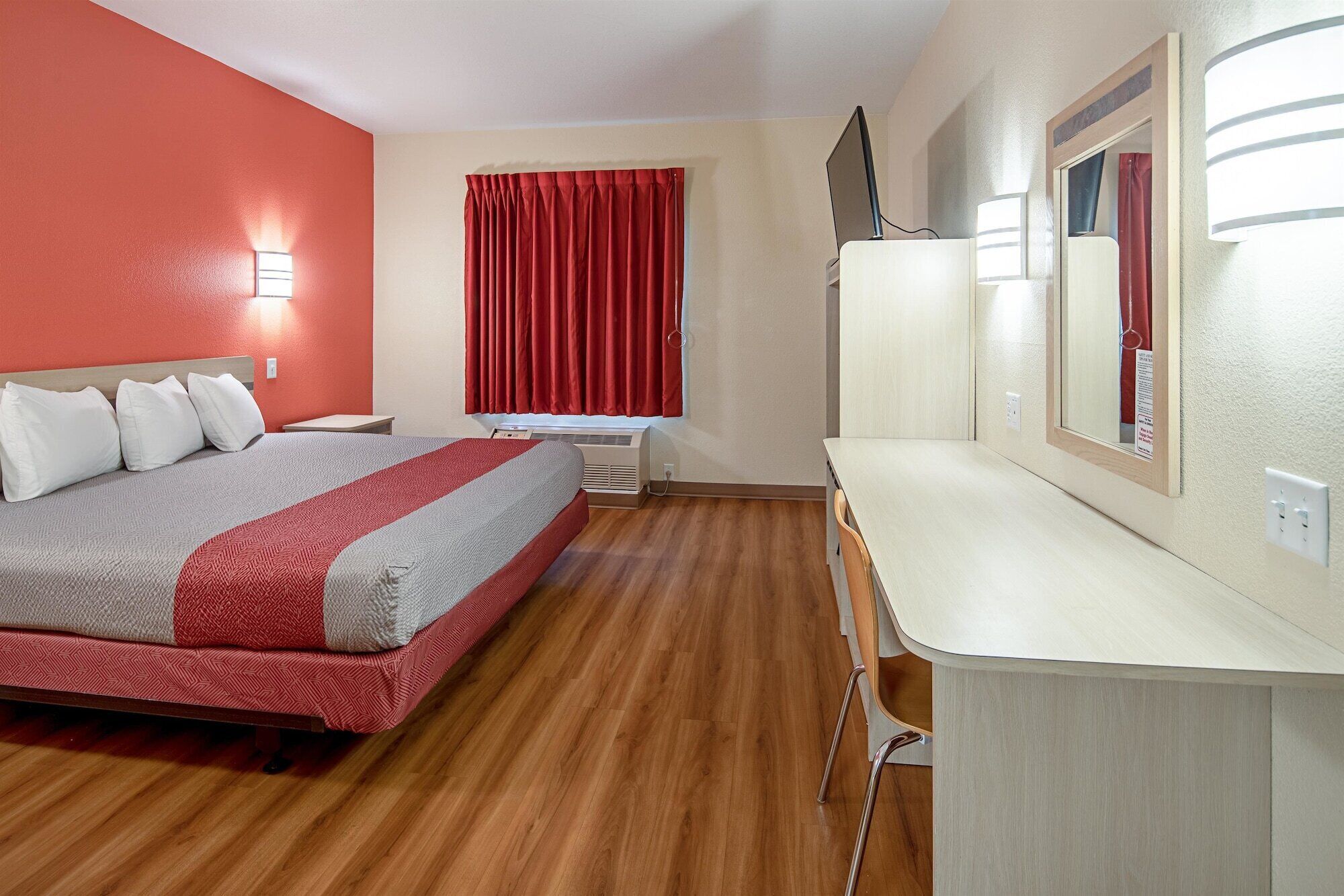 Minibaari, tallelokero huoneessa, työpöytä, pimennysverhot