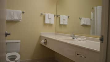 Kombinert dusj/badekar og håndklær