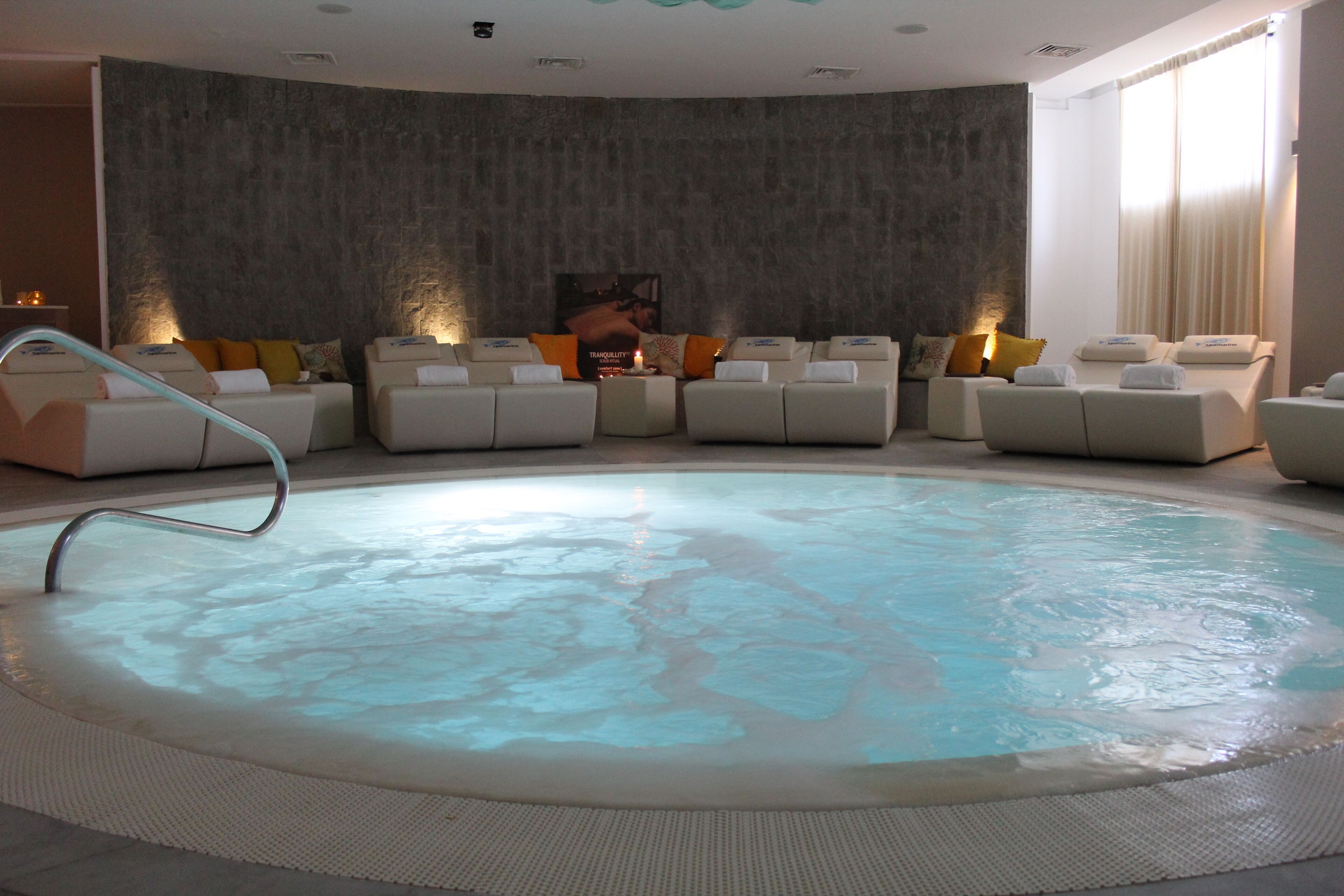 Couples treatment room(s), sauna, hot tub, steam room