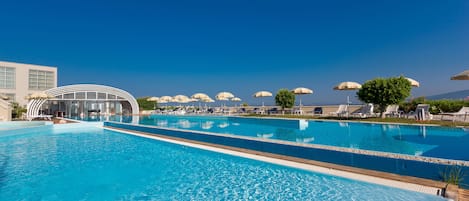 Piscine extérieure, parasols de plage, chaises longues