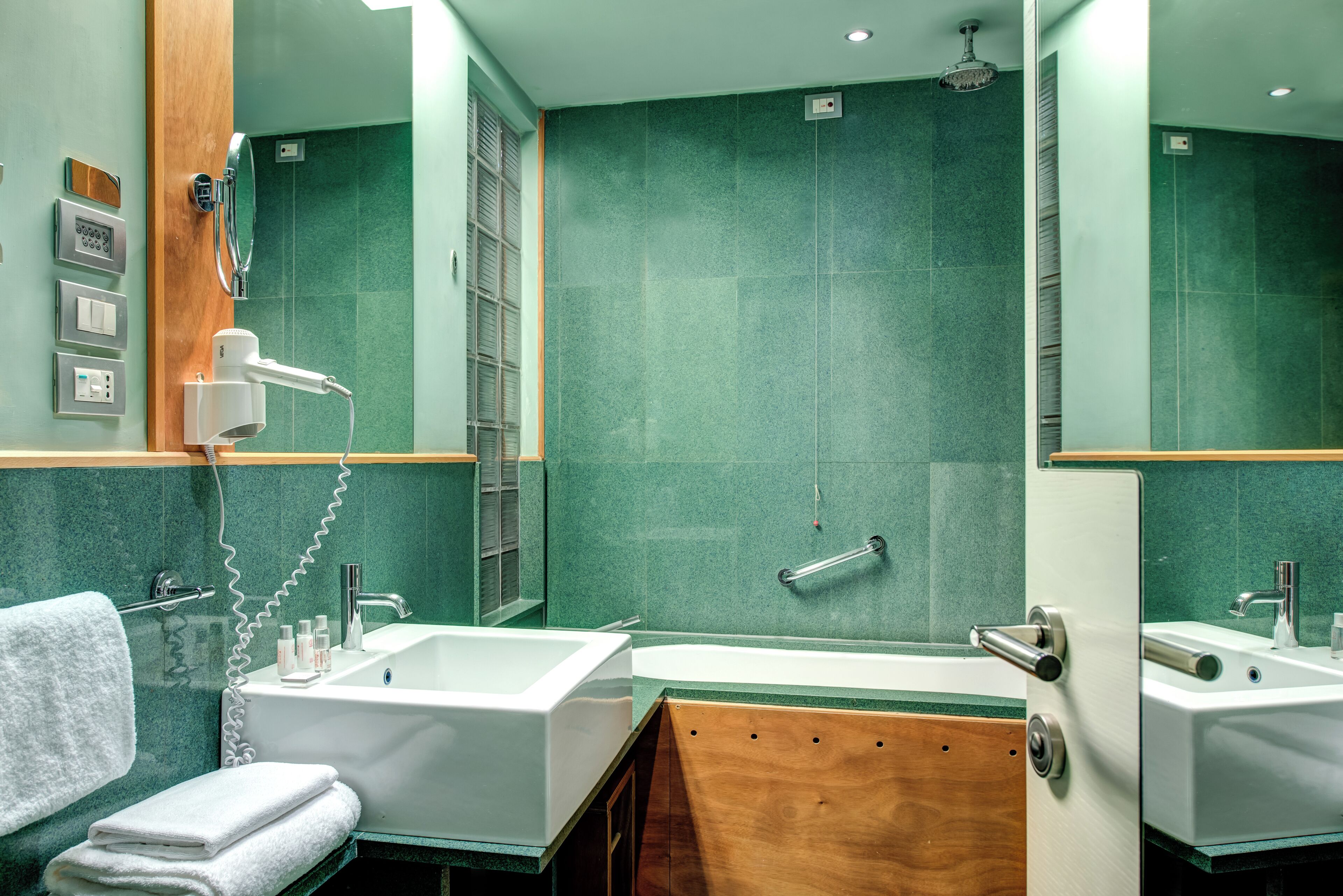 combined shower/bathtub, free toiletries, hair dryer, slippers