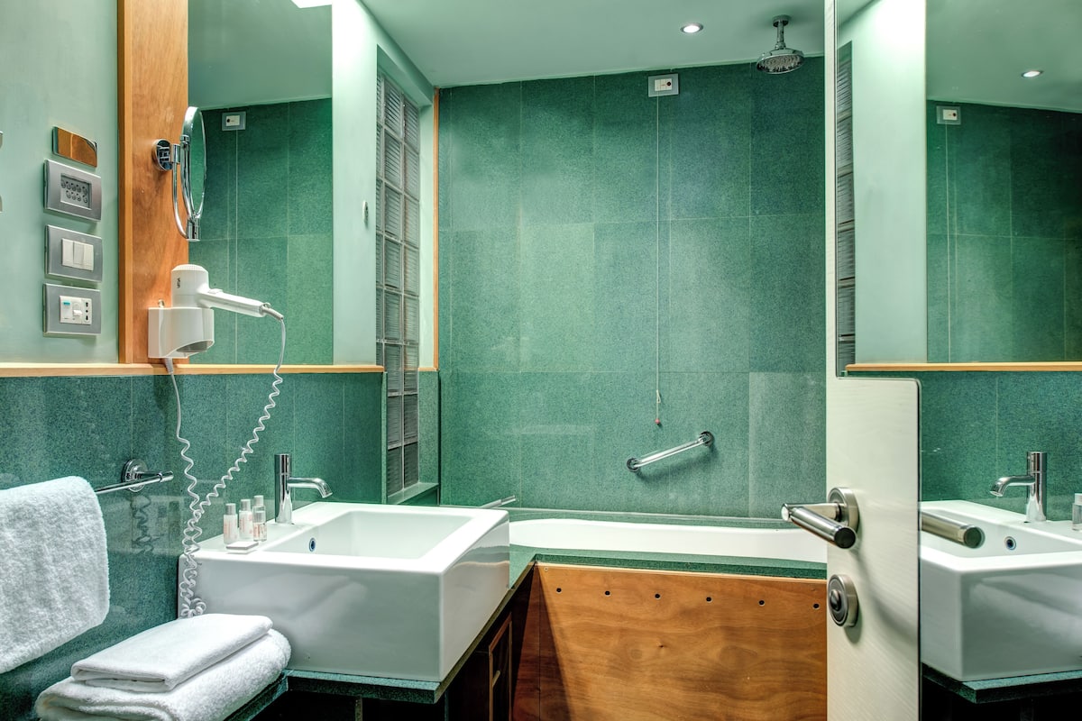 combined shower/bathtub, free toiletries, hair dryer, slippers