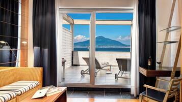 Deluxe tweepersoonskamer, 1 tweepersoonsbed, terras, uitzicht op zee | 1 slaapkamer, luxe beddengoed, donzen dekbedden, een minibar