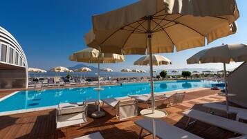 Piscine extérieure, parasols de plage, chaises longues