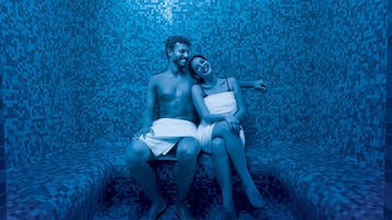 Salas de tratamiento para parejas, un sauna, una bañera de hidromasaje