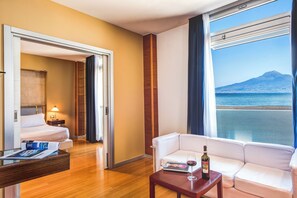 Panoramic-Suite, Terrasse, Meerblick | 1 Schlafzimmer, hochwertige Bettwaren, Daunenbettdecken, Minibar