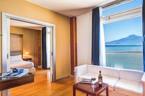 Panoramic-Suite, Terrasse, Meerblick | 1 Schlafzimmer, hochwertige Bettwaren, Daunenbettdecken, Minibar