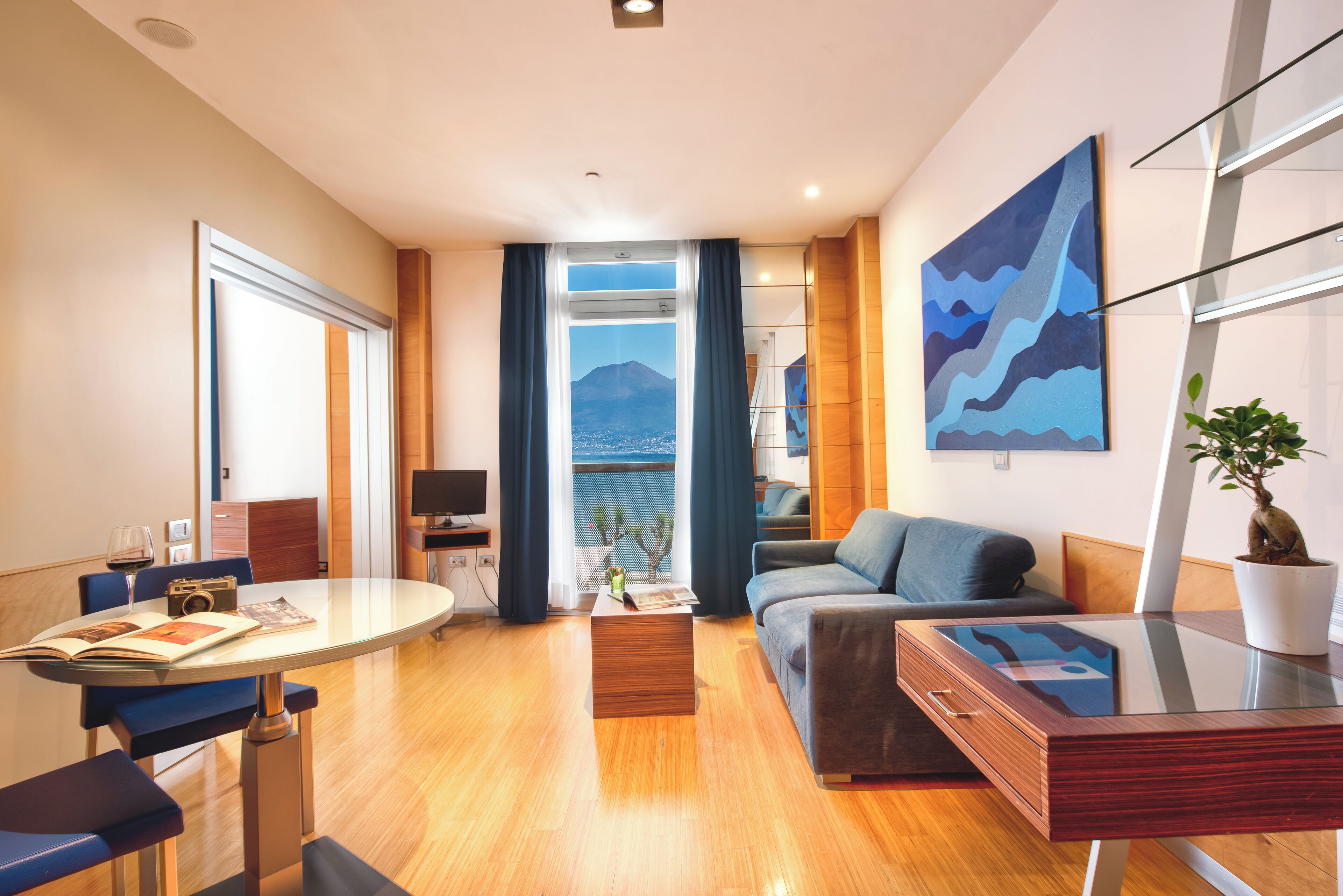 1 bedroom, premium bedding, down duvets, minibar