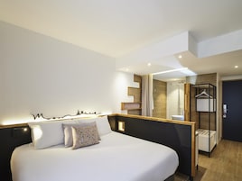 Classic Room, 1 Double Bed | Hypo-allergenic bedding, in-room safe, desk, blackout drapes