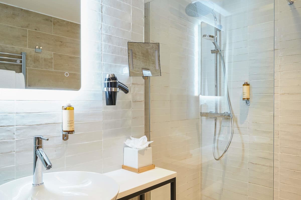 Hypo-allergenic bedding, in-room safe, desk, blackout drapes