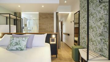 Hypo-allergenic bedding, in-room safe, desk, blackout curtains