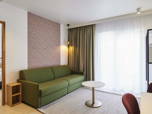 Hypo-allergenic bedding, in-room safe, desk, blackout drapes