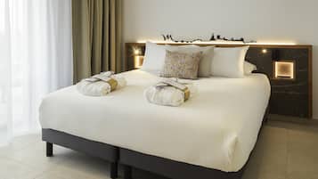 Hypo-allergenic bedding, in-room safe, desk, blackout curtains