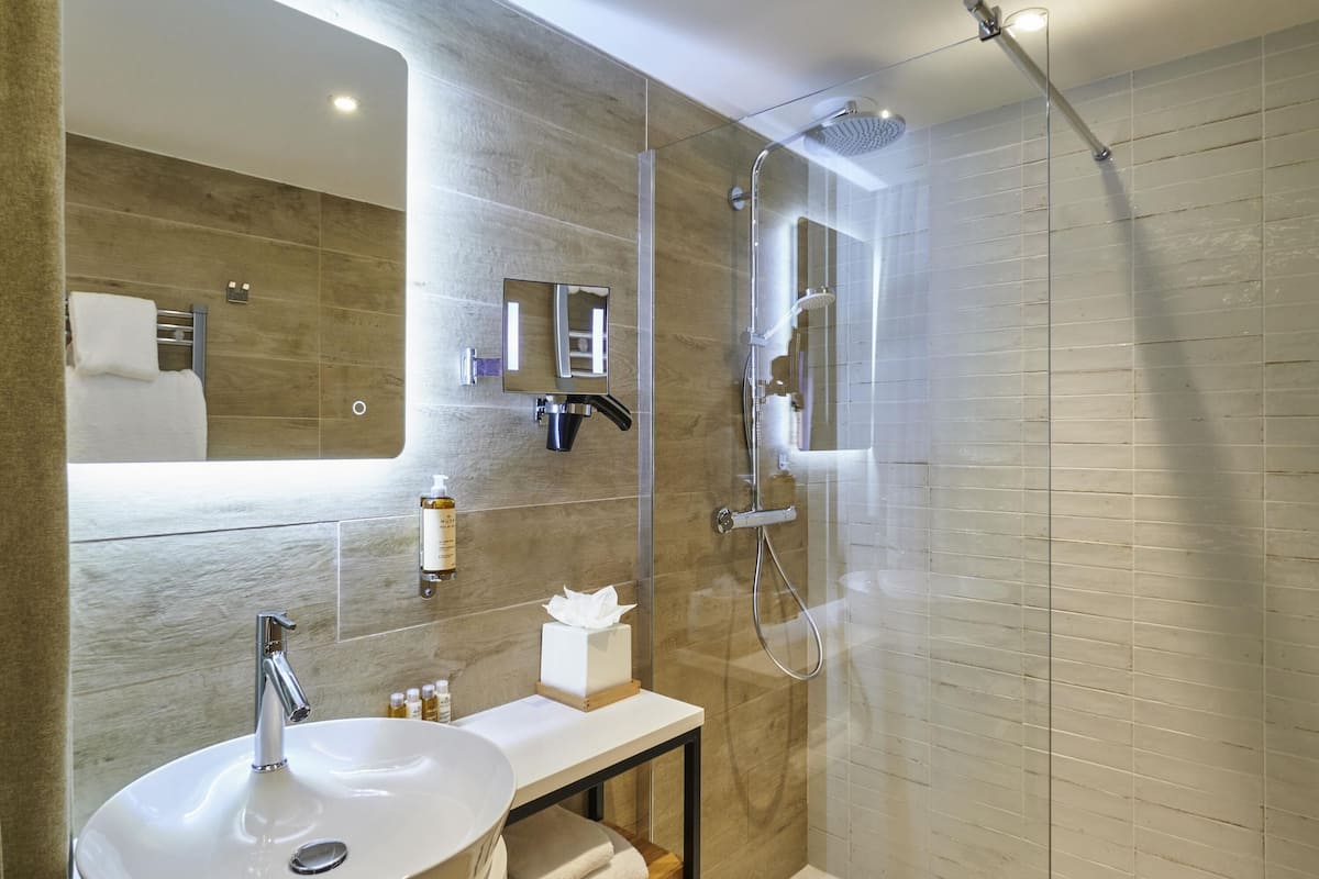 Hypo-allergenic bedding, in-room safe, desk, blackout drapes