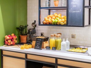 Daily buffet breakfast for a fee - Mercure Avignon TGV Hotel et Spa (Avignon)
