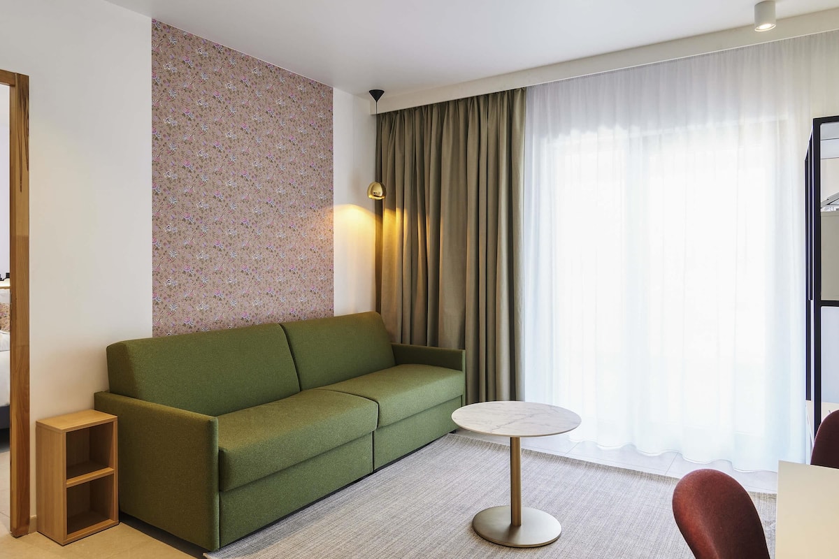 Hypo-allergenic bedding, in-room safe, desk, blackout curtains