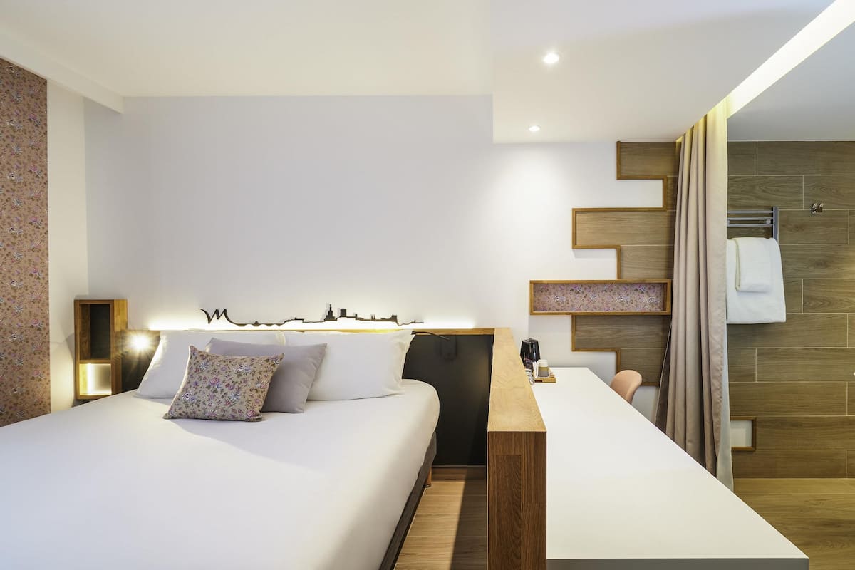 Classic Room, 1 Double Bed | Hypo-allergenic bedding, in-room safe, desk, blackout drapes