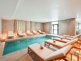 Una piscina al aire libre de temporada, camas de piscina con cargo