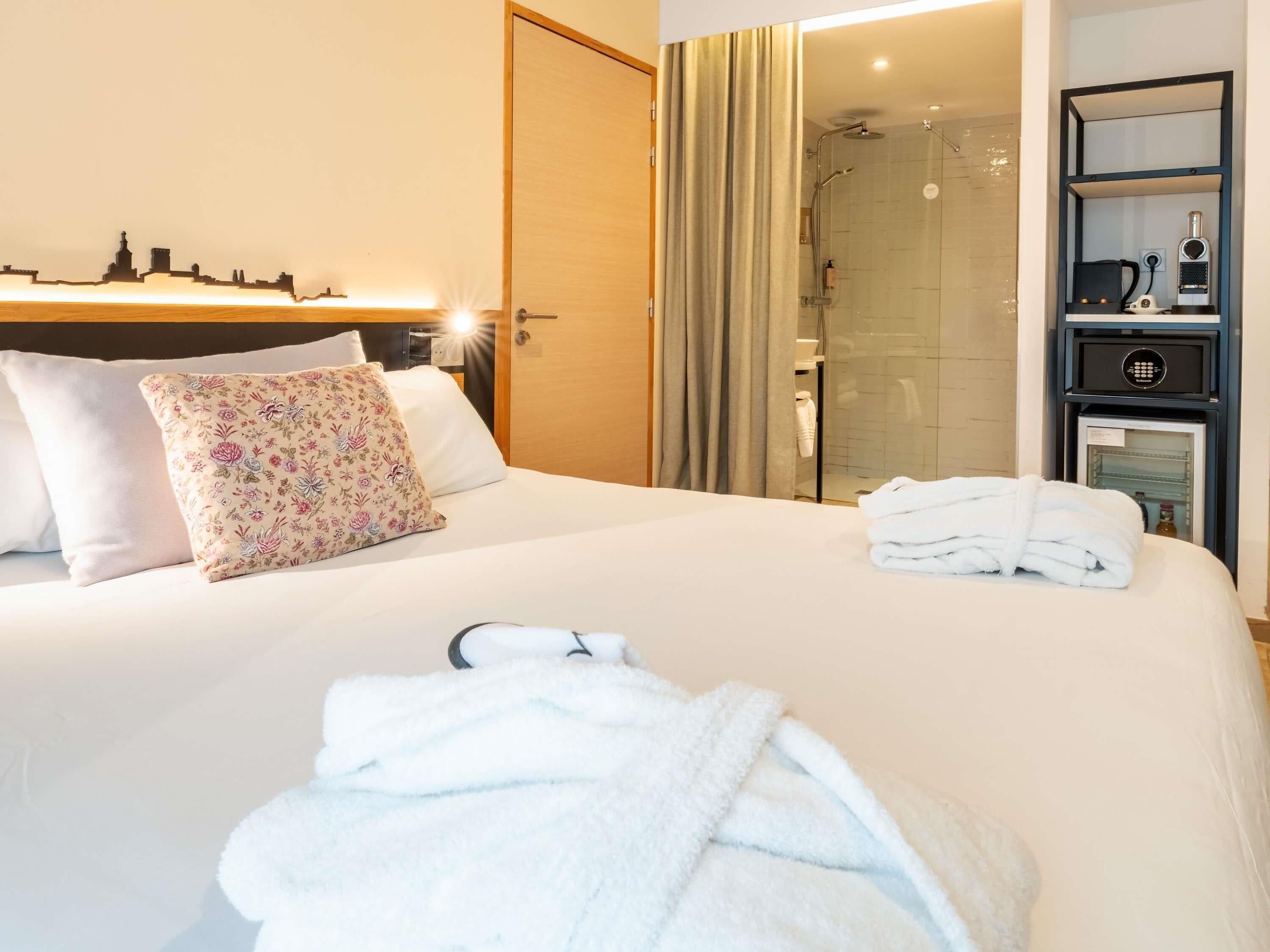 Suite, 1 letto matrimoniale con divano letto, balcone | Biancheria da letto ipoallergenica, una cassaforte in camera