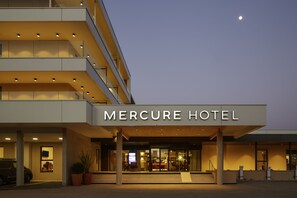 Front of property - Mercure Avignon TGV Hotel et Spa (Avignon)