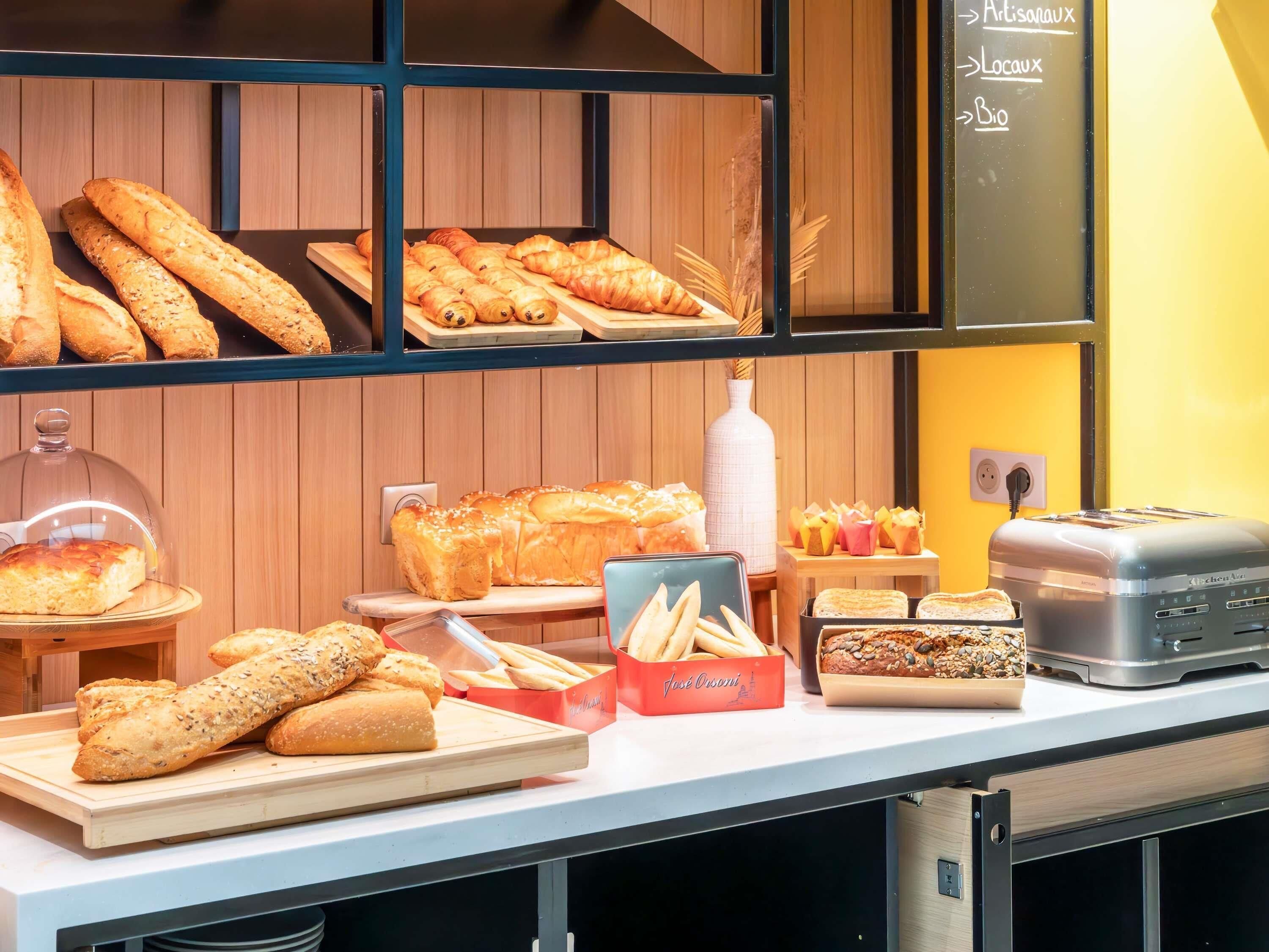 Se ofrece un desayuno bufé (19 EUR por persona)