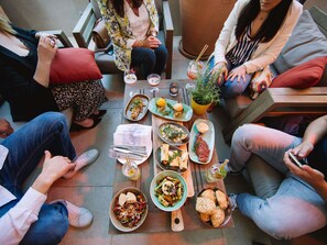 Déjeuner et dîner servis sur place, spécialités Cuisine régionale