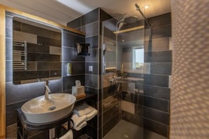Dusche, umweltfreundliche Kosmetikartikel, Haartrockner, Handtücher