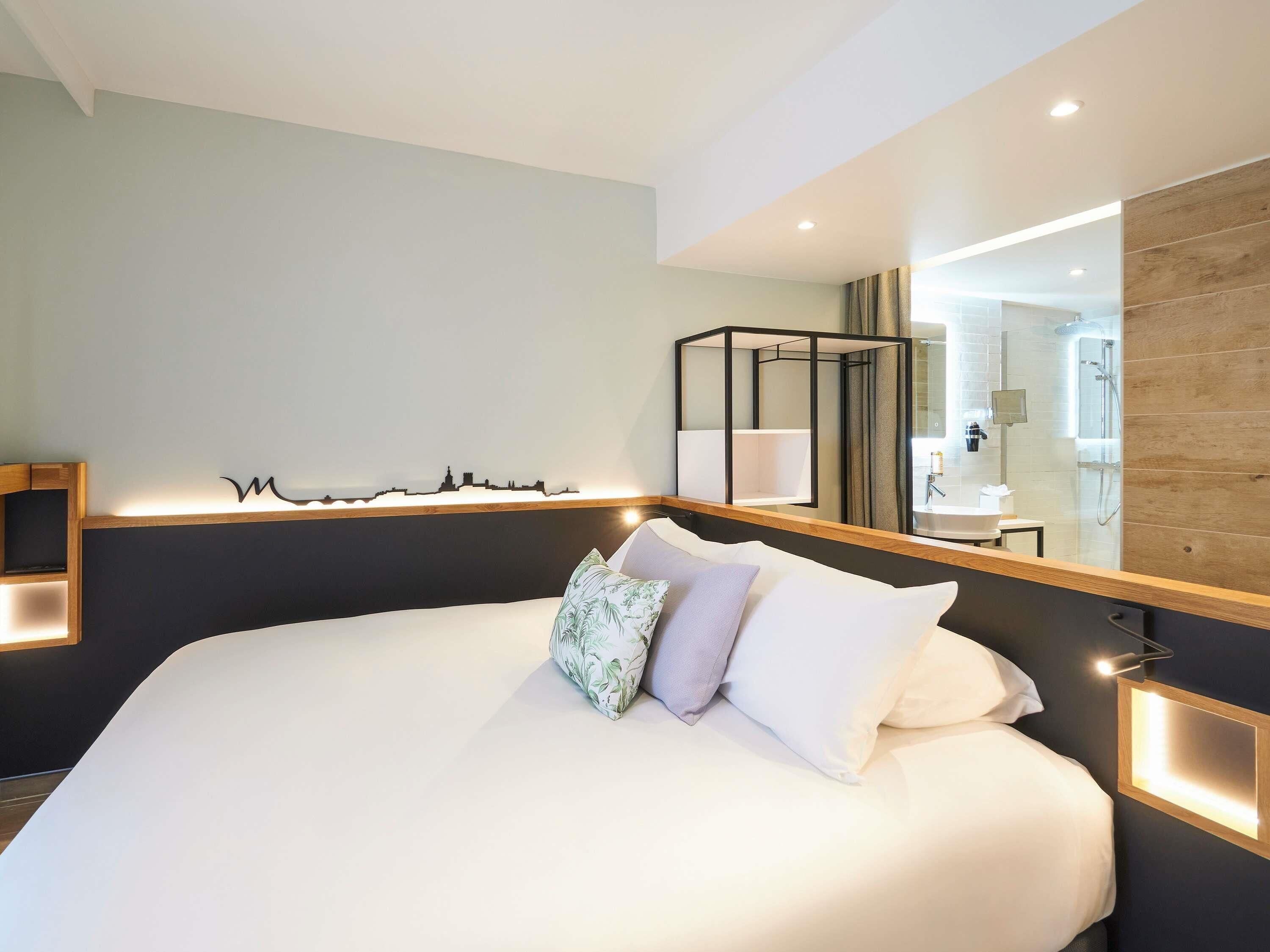 Allergitestet sengetøy, safe på rommet, skrivebord og blendingsgardiner