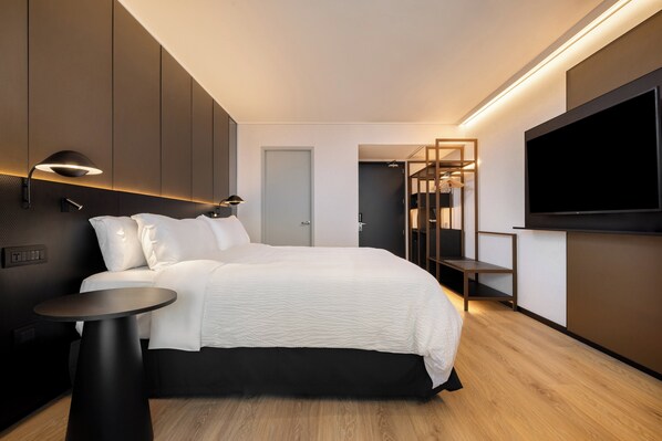 เครื่องนอนระดับพรีเมียม, เตียงเมมโมรีโฟม, ตู้นิรภัยในห้องพัก, โต๊ะทำงาน