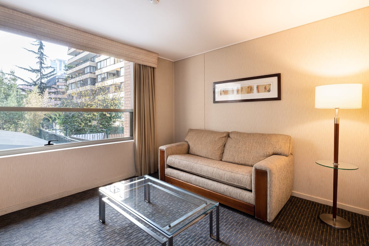 Suite, 1 kingsize bed | Luxe beddengoed, bedden met traagschuimmatras, een kluis op de kamer