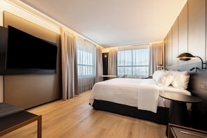 标准房, 1 张特大床, 山景 (Walk-in Shower, Minifridge) | 高档床上用品、记忆海绵床垫、客房内保险箱、办公桌