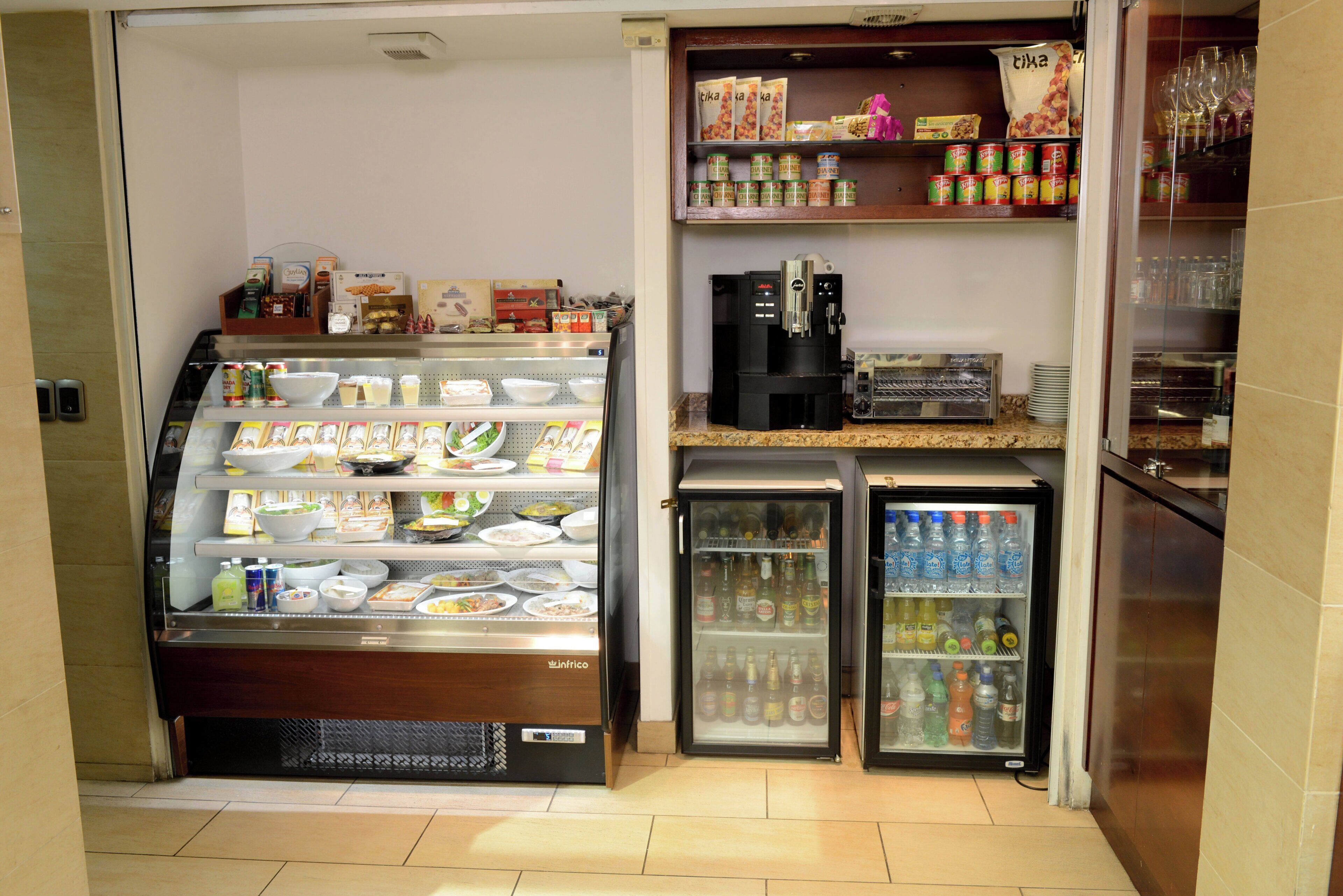 Een buffet met verschillende gerechten en bijbehorende sauzen.