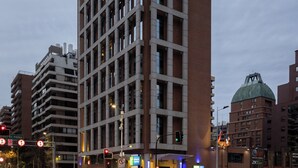 Ein Holiday Inn Express Gebäude mit modernem Design, das einen markanten Eingang und eine große Kuppelstruktur in der Nähe zeigt.