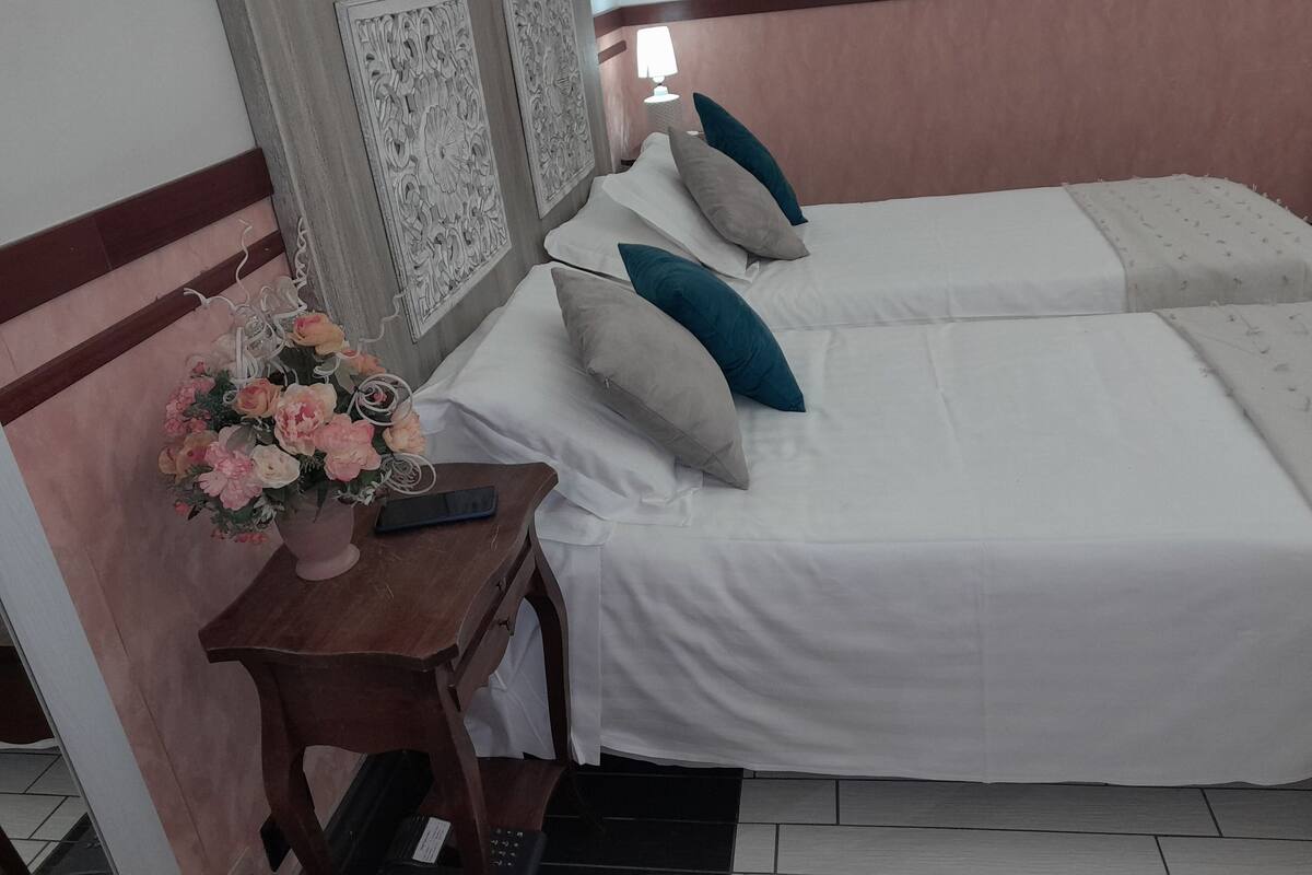 ห้องทวิน, เตียงเดี่ยว 2 เตียง | ผ้านวมขนเป็ด, ตู้นิรภัยในห้องพัก, โต๊ะทำงาน, พื้นที่ทำงานแบบใช้แล็ปท็อป