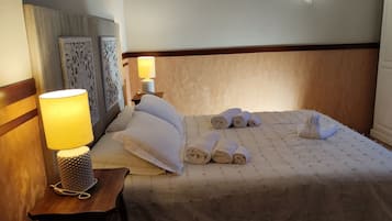 Double Room | 1 bedroom, down duvets, in-room safe, desk