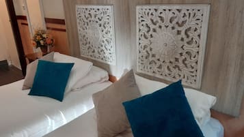 Phòng, 2 giường đơn | Chăn bông, két bảo mật tại phòng, bàn