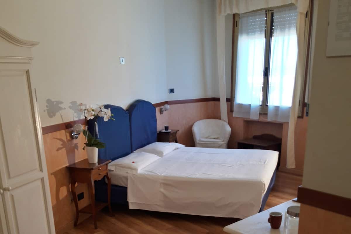 1 bedroom, down duvets, in-room safe, desk