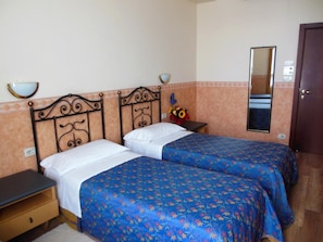 Desk, free WiFi, bed sheets - Hotel San Giorgio (Bologna)