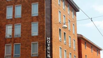 Un edificio de hotel de varios pisos con un llamativo letrero 'HOTEL GIORGIO' en la fachada.