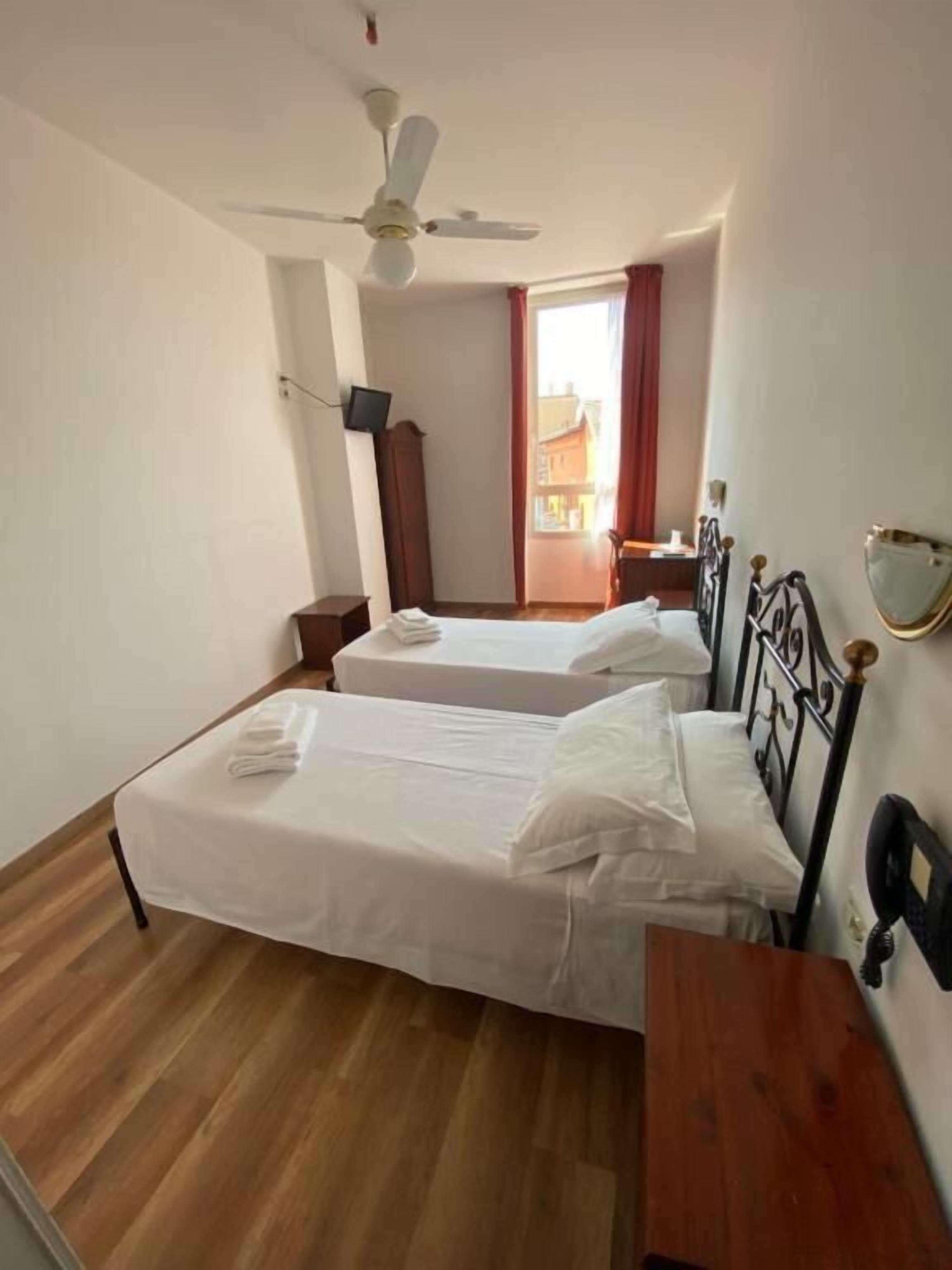 Camera con 2 letti singoli | Una scrivania, Wi-Fi gratuito, lenzuola