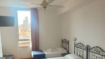 Chambre Triple | Bureau, Wi-Fi gratuit, draps fournis