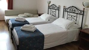Twin Room | Desk, WiFi (free), bed sheets - Hotel San Giorgio (Bologna)