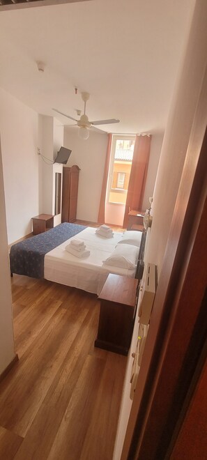 Double Room | Desk, WiFi (free), bed sheets - Hotel San Giorgio (Bologna)