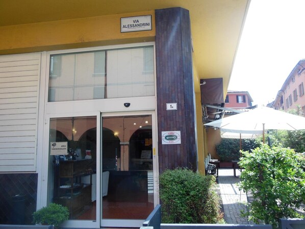 A building with a sign reading 'VIA ALESSANDRINI' and a number '1A' on the facade.